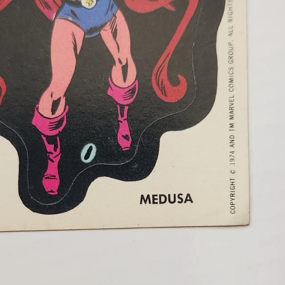 💥 Vintage 1975 Topps MARVEL Super Heroes Sticker - MEDUSA trading card🦸‍♀️✨